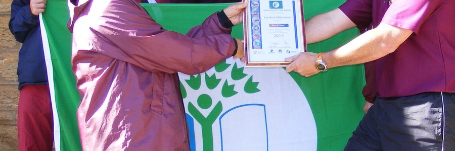 Voor links en regs is Felicity Beukes en mnr GJ Koekemoer. Agter vlnr is Japie Louw, Cathaleen Bloerus, Vuyolwethu Mbangeni, Asana Miles, Mitchell Temmers en Kayla Fourie. 